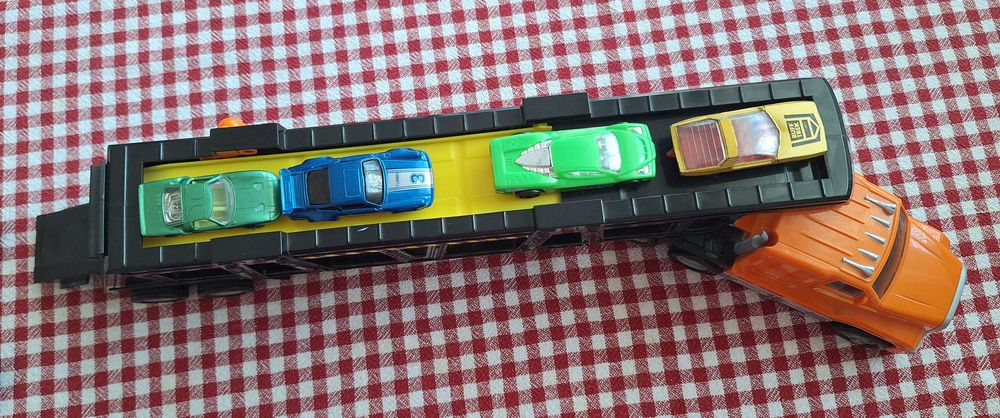 MATCHBOX камион автотранспортер - като нов