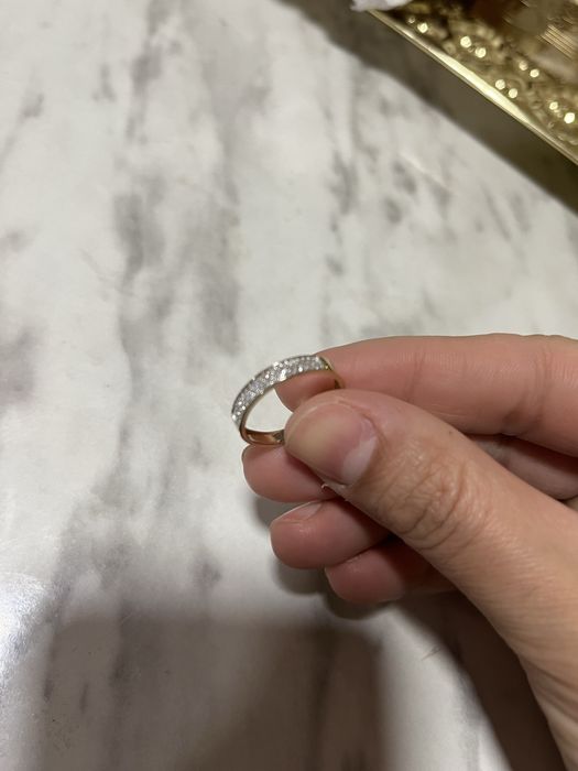 Продам золотое кольцо с бриллиантами