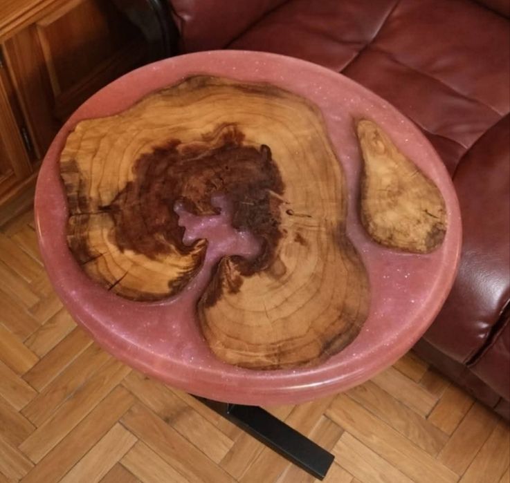 Vând măsuțe din lemn cu rășină epoxidică