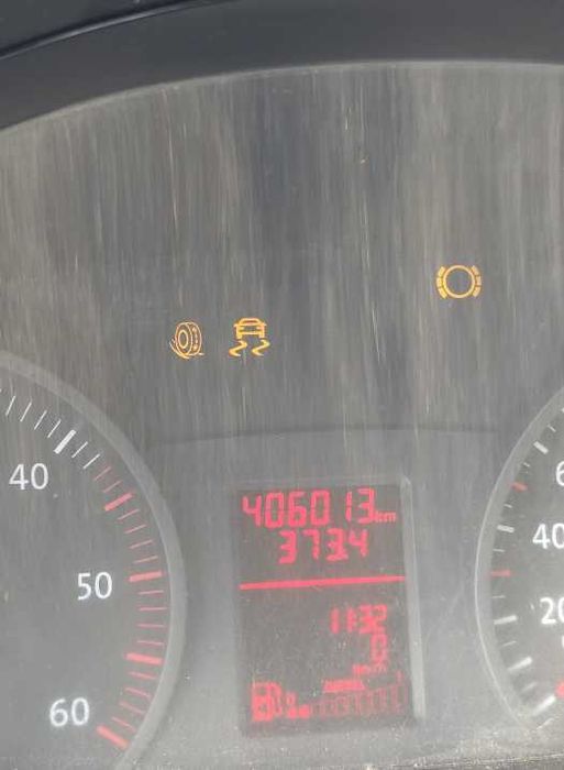 Volkswagen Crafter DOKA, an 2007, varianta cu cabină dublă și benă în spate, nebasculabilă.