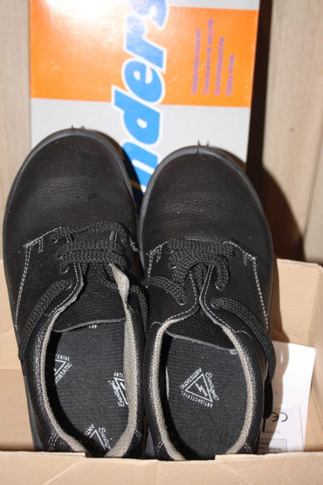 Продавам нови работни обувки(половинки и боти) . 19лв. чифта