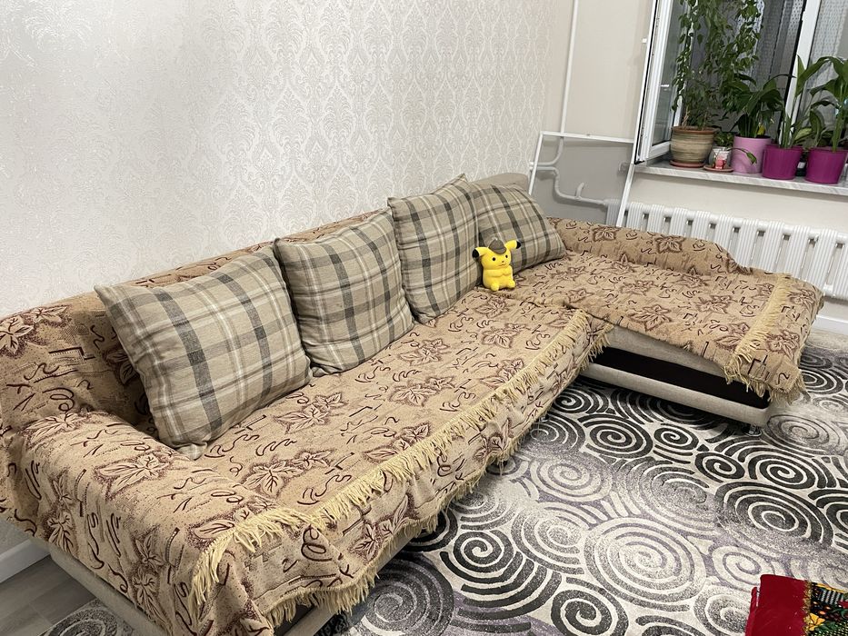 Продаеться диван вместе с подушками