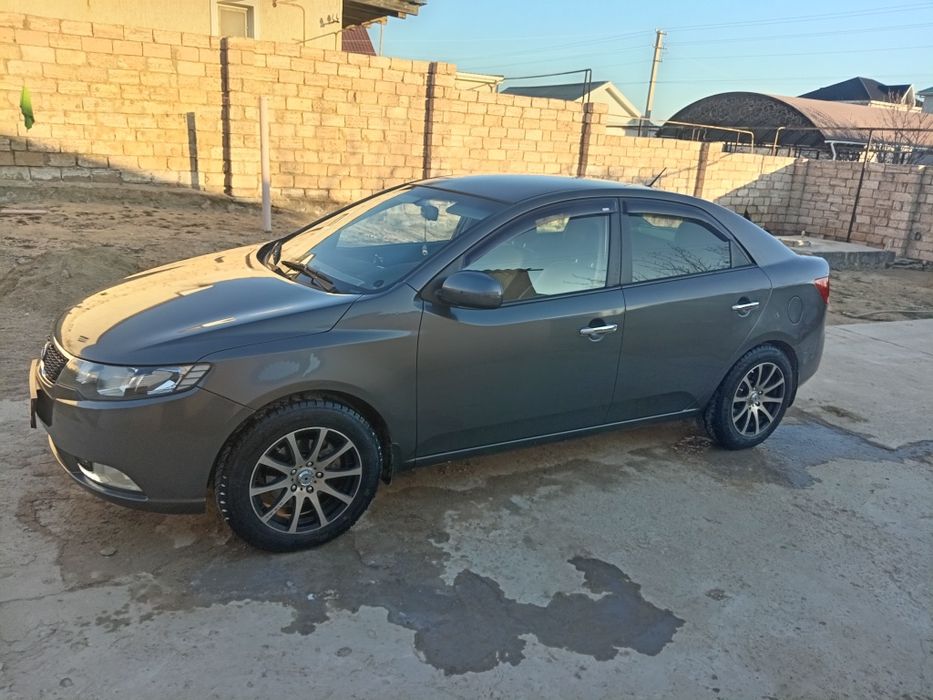 Машина Киа серато