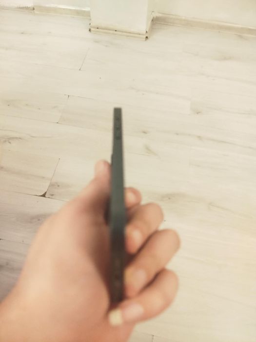 Продавам Iphone 13