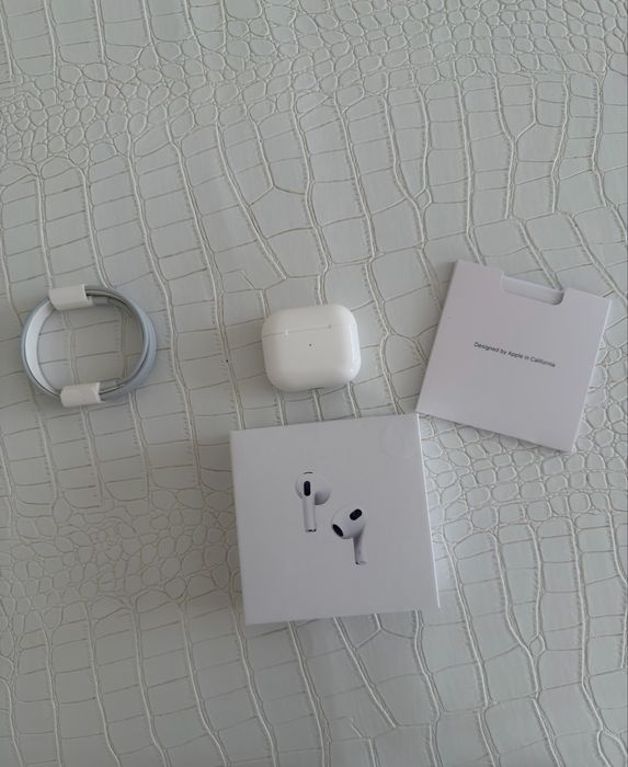 Продаю оригинальный AirPods 3