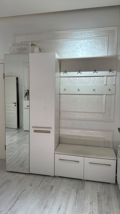 Продам Шкаф для прижожей зеркальный.