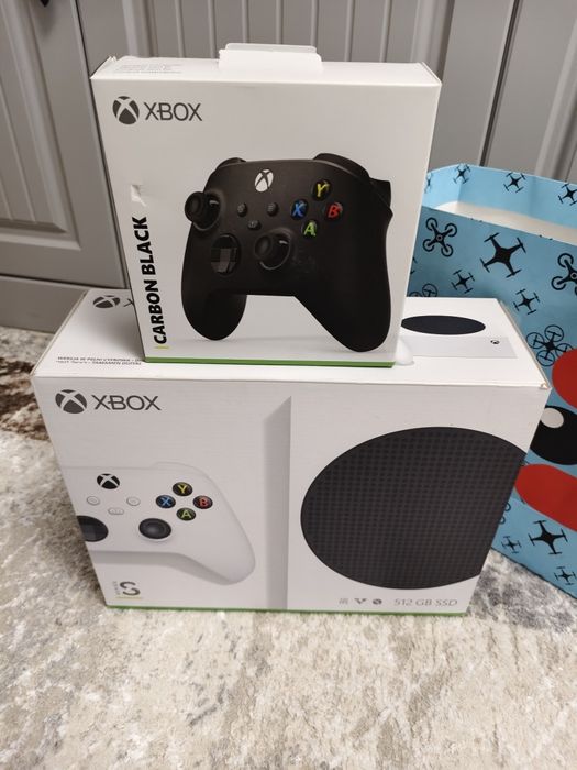 Xbox series s с двумя геймпадами