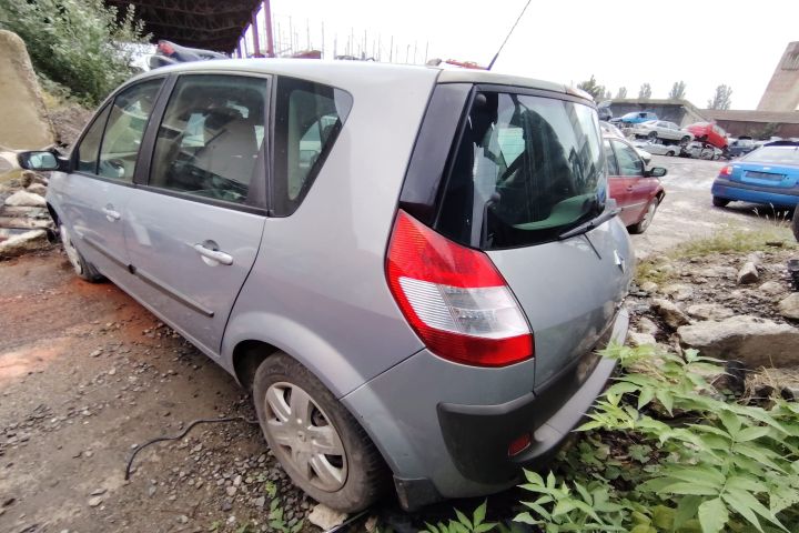 Far dreapta Renault Scenic a 2-a generatie