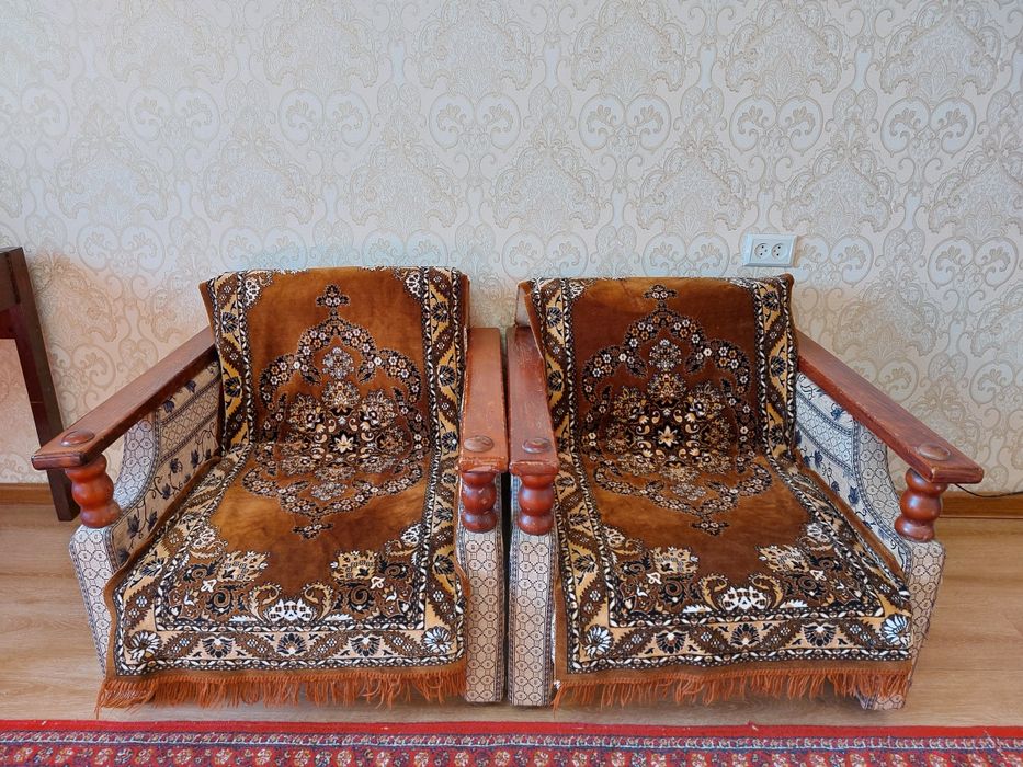 Диван и кресла продаются