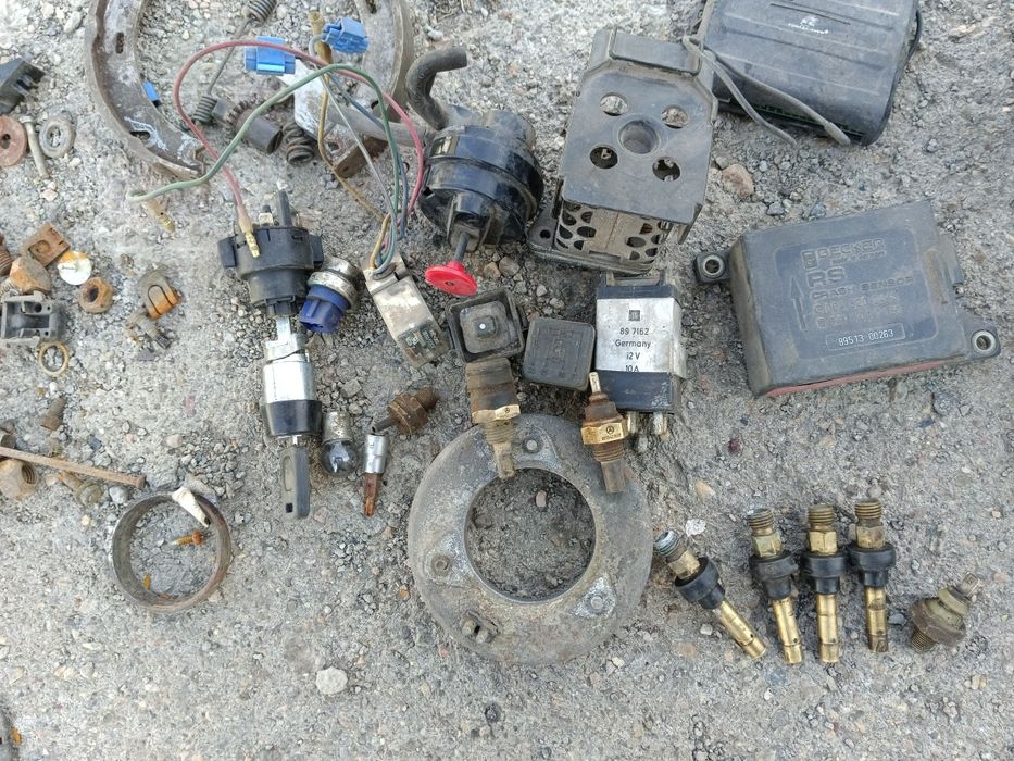 Продам запчасти на мерс 190.