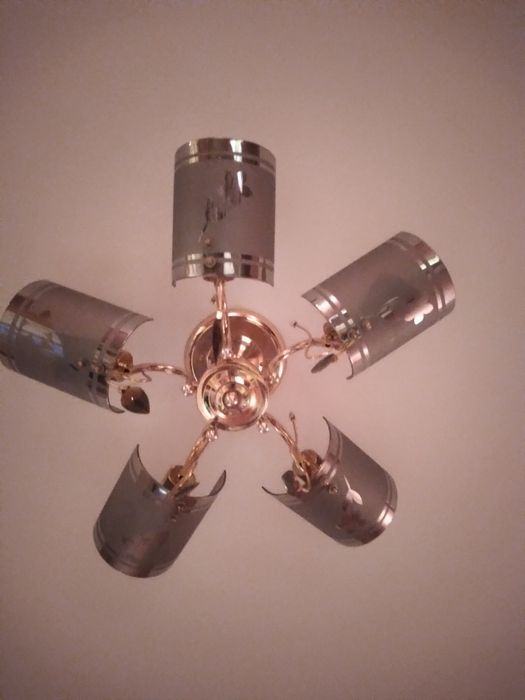 Люстра красивая на 5 лампочек