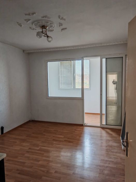 Продавам двустаен апартамент в кв. Деленките с. Айдемир