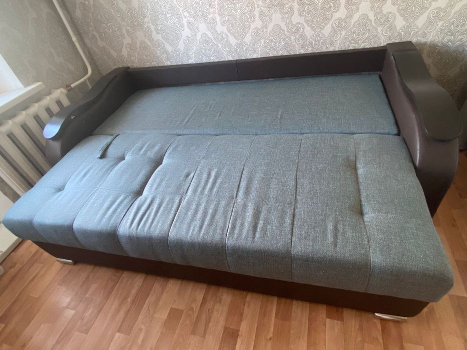 Продам диван в отличном состояний.