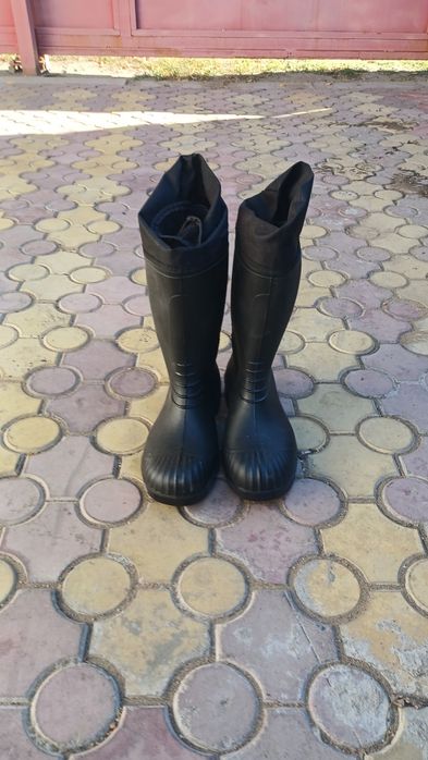 Продам резиновый сапоги 2000
