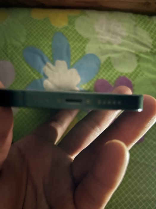 Продам айфон 13в хорошом состаяние