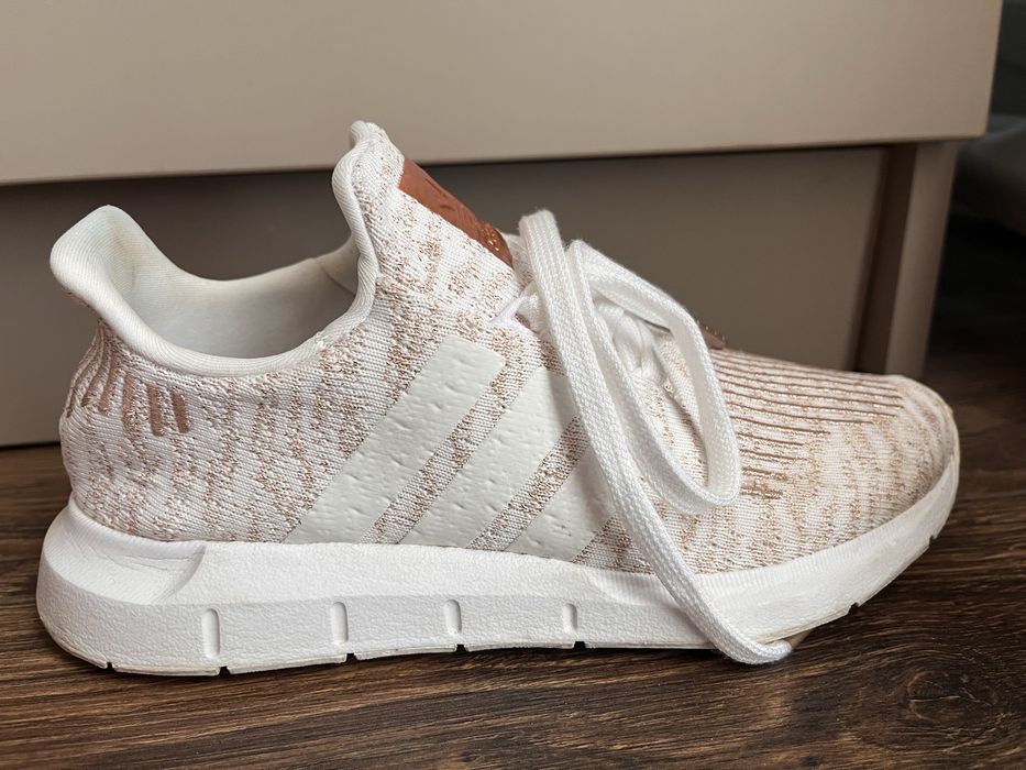 Маратонки Adidas бели със златно Swift Run