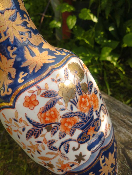 Чифт големи порцеланови вази в стил „Имари“ (Imari) – Ръчно рисувани, с позлата Изключително красив и стилен чифт