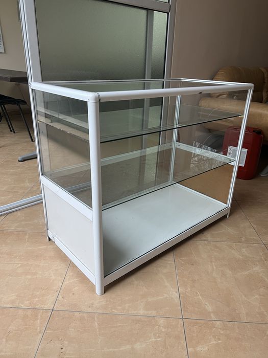 Стъклена витрина