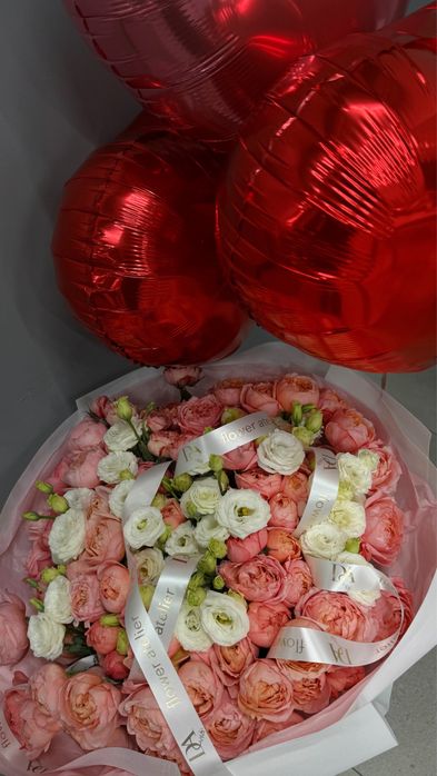 Цветы и шары свежие