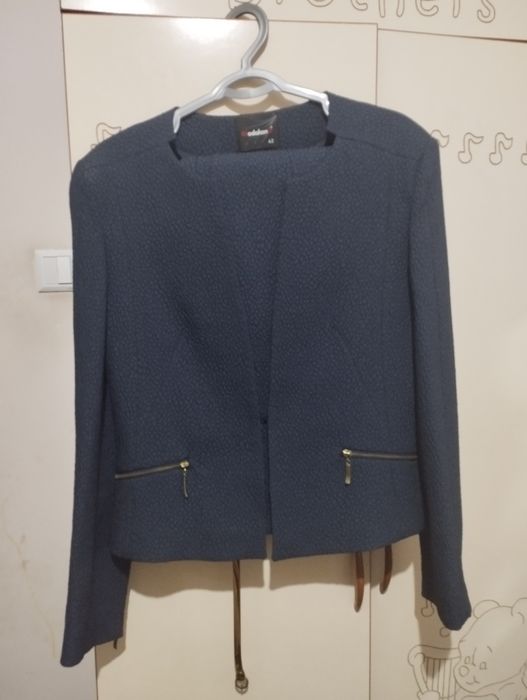 Kastyum yubka sotiladi