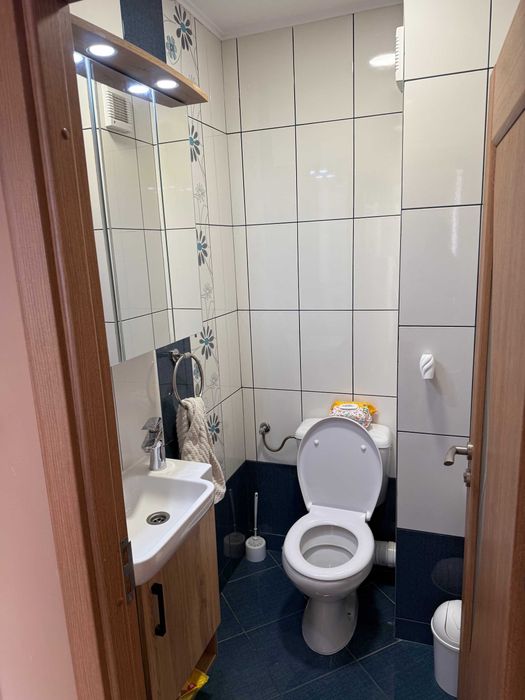 Vand 3 cam et 2/4 cu lift , bucatarie 30 mp , beci 20 mp unic
