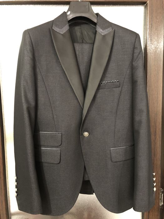 Vând costum negru elegant