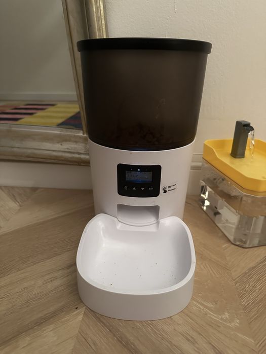 Dozator hrana pisici / catei