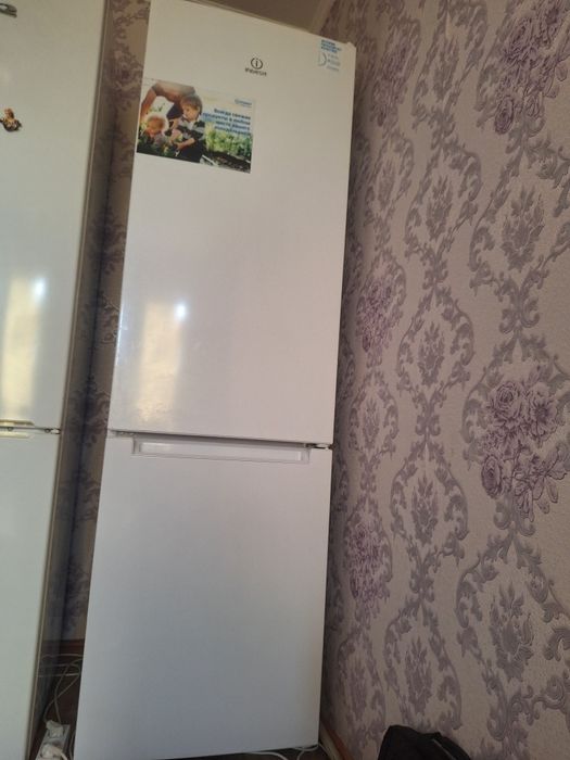 Продоется холодильник INDESIT DS 320 W 352 L