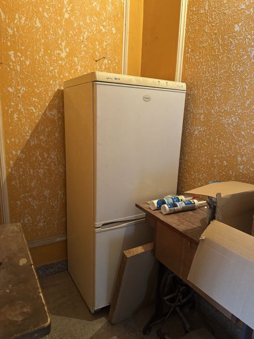 Работещ хладилник, фризерът е слаб и се нуждае от ремонт