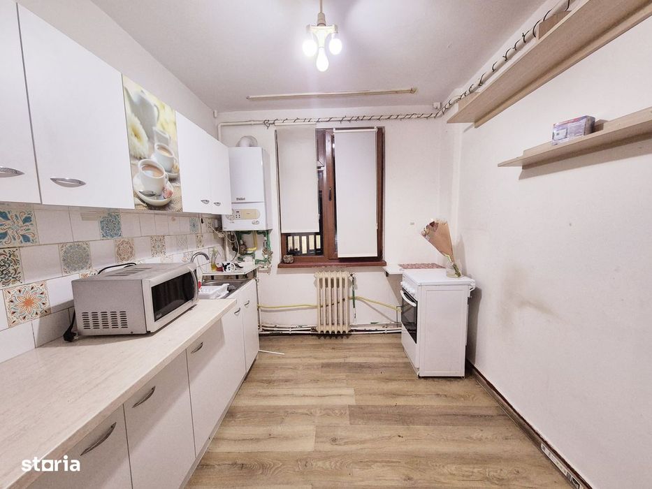 Apartament cu 3 camere, decomandat, etaj 3