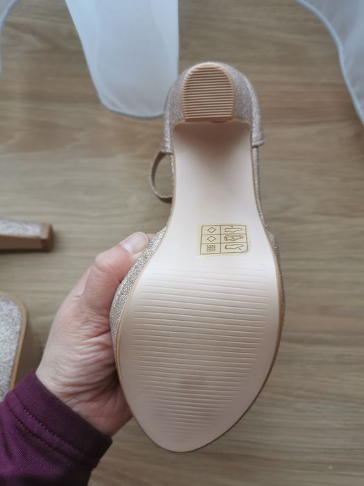 Sandale cu toc subțire și platforma 35