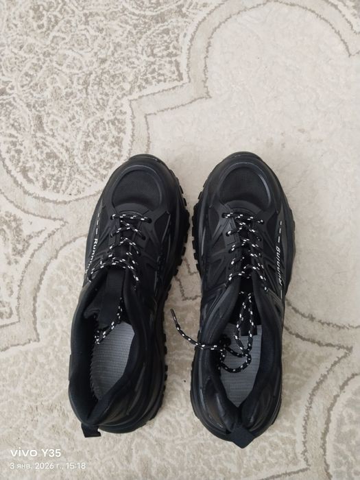 Продам мужские кроссовки