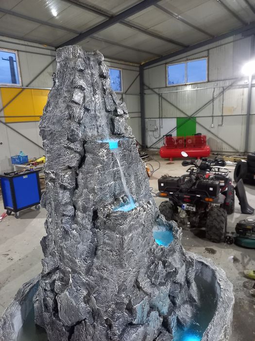 Fantana arteziana/Cascada /Put