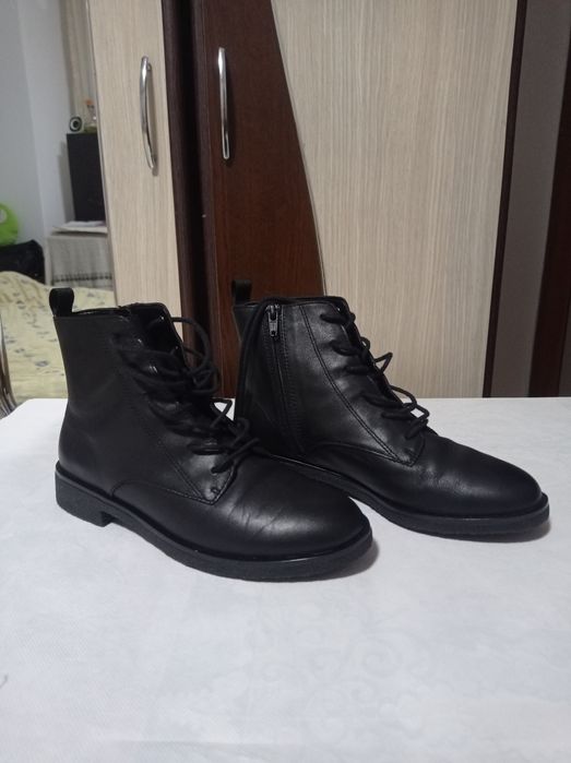 Ghete Dama,Clarks, Piele.Noi.Marime 35,5.Pret 300 de lei.
