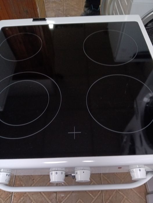 Като нова свободно стояща печка с керамичен плот VOSS 2години Гаранция