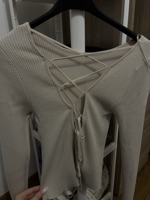 Бежова блуза с гол гръб