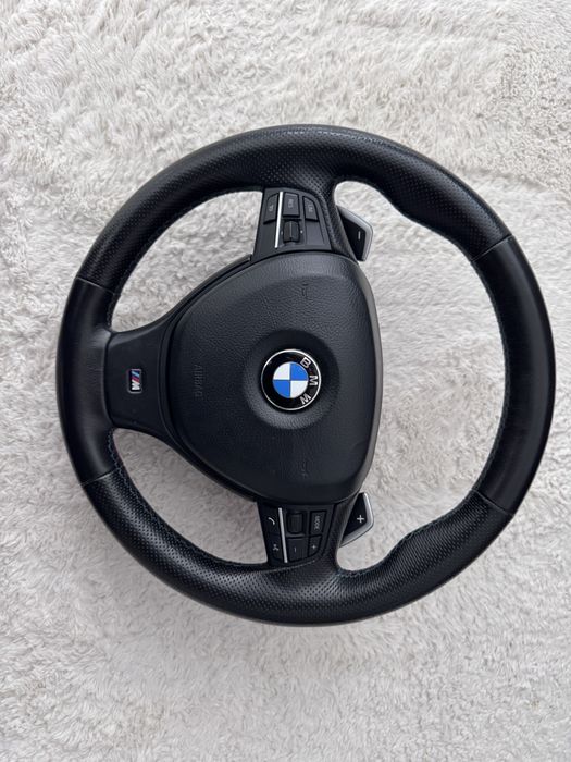 Vand Volan Complet in stare foarte buna M cu padele F10