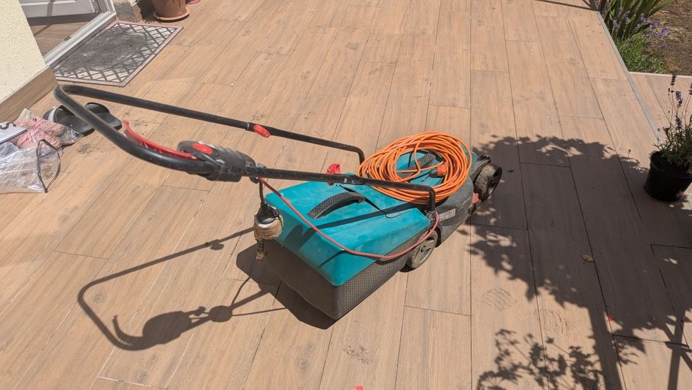 Vând mașina de tuns iarba Bosch ARM 3200