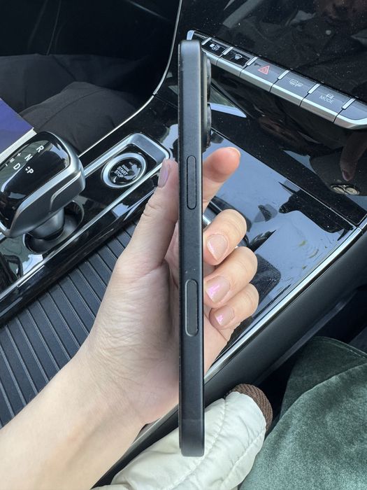 IPhone 16 черного цвета