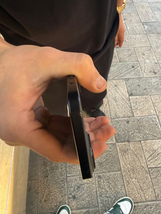 Iphone 16 fisurat putin ,in rest este in stare foarte bine