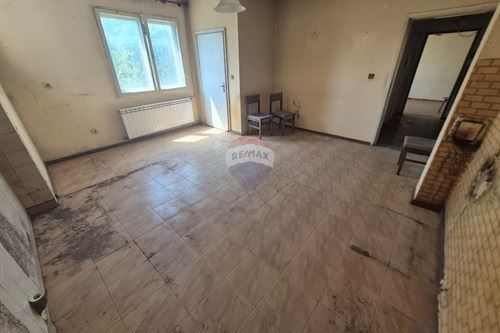 Самостоятелна къща в град Аксаково