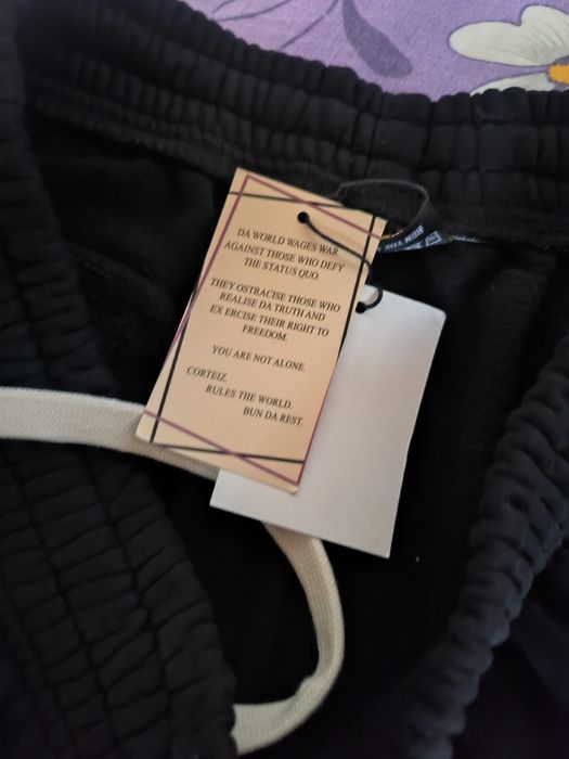 Pantaloni corteiz noi