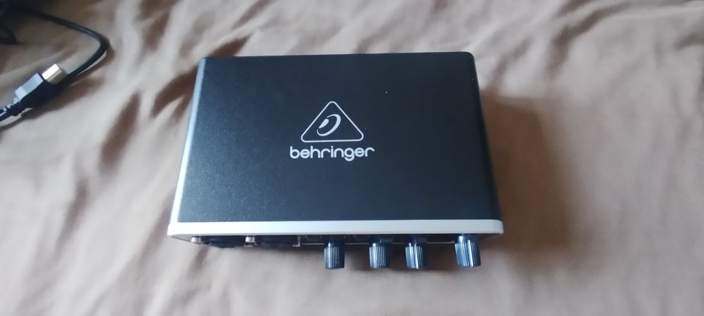 Звуковая карта Behringer UMC202HD