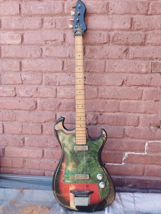 Отдам даром басс гитару