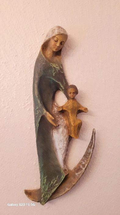 Дървена стенна декоративна фигура Мария и младенец