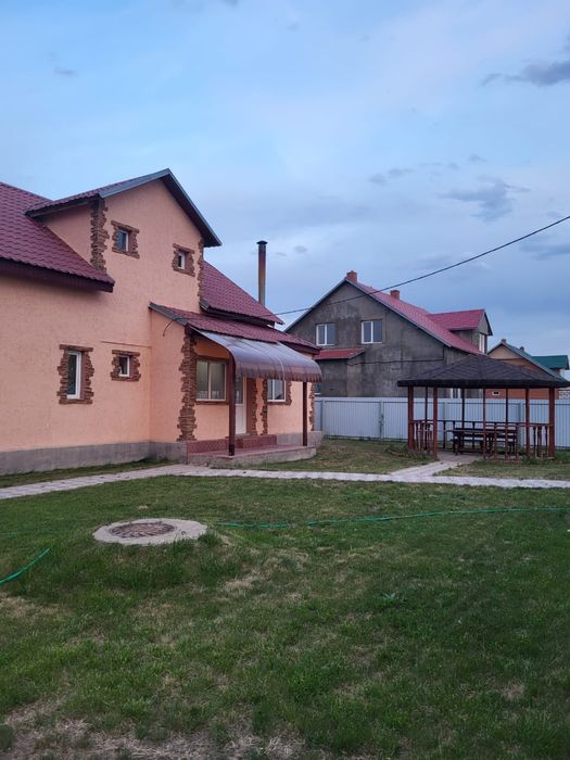 Продается дом (коттедж) с землёй.