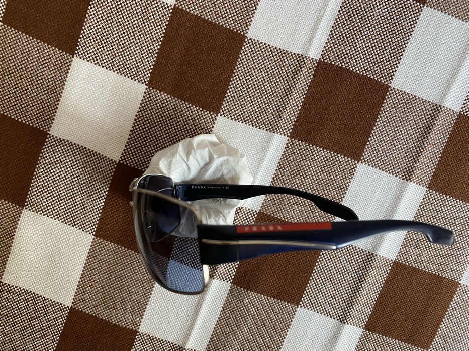 Vînd ochelari de soare ,PRADA ,