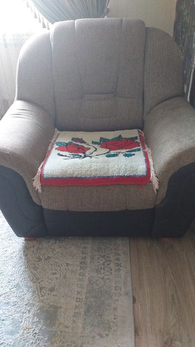 Диван с двумя креслами