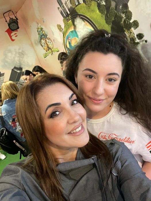 Predau cursuri de muzică (muzică ușoară, populară și alte genuri)