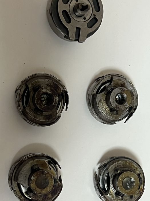 Челнок для швейной машинки. Шпуля